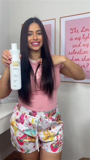 Lidiane Pícculi on Instagram: "Fiz progressiva gravidinha 🤰🏻💙 siiim, a Fashion Gold é liberada e segura para usar na gravidez e amamentação ( uso com liberação medica ) 😍 🤰🏻 Sem Formol, Amônia, Chumbo: Fórmula orgânica e segura para a saúde. ✨ Compatível com Todas as Químicas: Pode ser usada em cabelos tingidos, com luzes, hennê, etc. 🤍 Sem Cheiro Forte/Fumaça! Ela é à base de ácidos orgânicos naturais (lático, glicólico, málico, glutâmico, cáprico) e ativos nutritivos como Proteína de Q