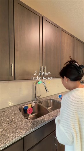 2 hour Friday reset for a relaxing weekend 🧹🧼🫧✨ #cleaning #cleantok #cleanwithme #homereset #fridayreset