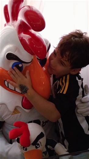 Quando o Clube Atlético Mineiro chega… o espaço parece até ficar pequeno. Pequeno para tanta alegria, pequeno para tantos abraços e principalmente para os sorrisos gigantes que surgem quando o ídolo da festa aparece. Porque quando o Clube Atlético Mineiro entra em campo ou melhor, na festa o coração da criançada bate mais forte!🐔🖤🤍 #personaproduções #personageminfantilbh #Clubeatleticomineiro #Galaodamassa #Atlético #explorar #explorepage