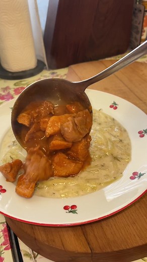 Retro nagymama-féle tökfőzelék 🍽️😍 Pont úgy, ahogy régen készült – egyszerű, házias, igazi gyerekkori ízek 🤤 Hozzávalók: 🥒 1 kg gyalult tök 🧅 1 fej vöröshagyma 🌿 1 csokor friss kapor 🧈 1 kis kocka vaj 🥄 1 ek zsír 🧂 só, bors 🥄 1–2 ek cukor 🥄 ecet ízlés szerint 💧 kb. 1 liter víz Habarás: 🥛 2 dl tejföl 🥛 1 dl tej 🥄 1–2 ek liszt Elkészítés: A hagymát kevés zsíron megpirítom, mehet rá a friss összevágott kapor és a kis kocka vaj. Hozzáadom a gyalult tököt, felöntöm kb. 1 liter vízzel, 