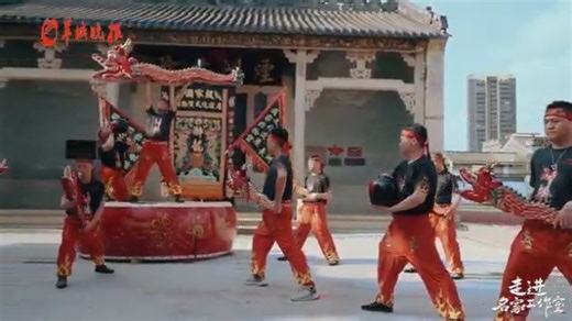 In the Lingnan region, a unique form of #dragon dance captivates audiences with its vivid and distinctive style: the Drunken Dragon #Dance. Performers drink wine while maneuvering a #wooden dragon head, occasionally spraying wine from their mouths to create a "drunken dragon spitting fire" effect, producing a spectacle of "dancing dragons, sprinkling alcohol." This mesmerizing tradition hails from Zhongshan in Guangdong. The reporter of Yangcheng Evening News visited the #Changzhou Village in th