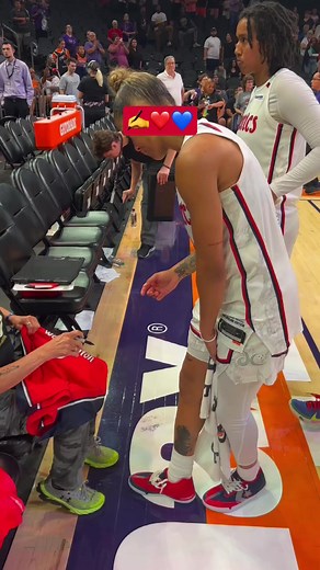 Tash signing autograph for a fan ✍️💙 | Washington Mystics
