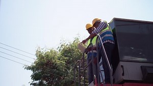 L'équipe des travailleurs sur les empileurs : vidéo de stock (100 % libre de droit) 1083919105 | Shutterstock