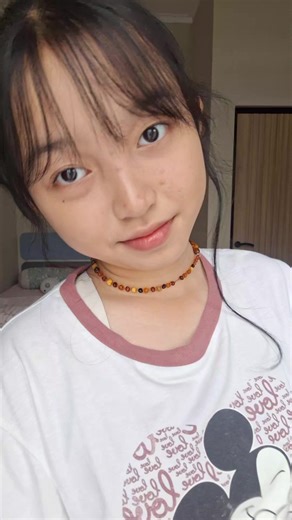 Gaya Berbagai Outfit dengan Celana yang Sama