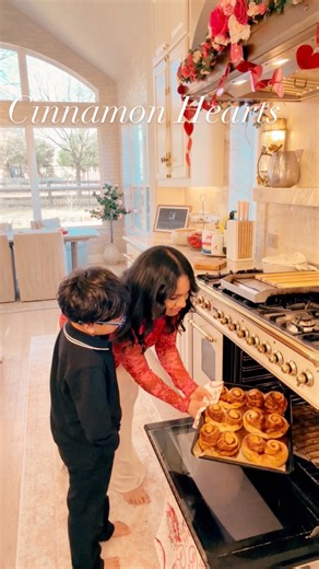 Hearts in the oven, soaking in a cozy Sunday 🤍 It’s sooooo cold outside these days. What better to warm up the home than by making delicious 🤤 cinnamon heart shaped buns Cinnamon bun recipe: Dough • 5½ cups all-purpose flour • ¼ cup granulated sugar • 1 tsp salt • 3 whole eggs • ¾ cup whole milk • ¼ cup unsalted butter, melted • ¾ cup warm water (not hot) • 1½ tsp active dry yeast Filling • ½ cup granulated sugar • ½ cup brown sugar • 1 tbsp cinnamon • ¼ cup butter, softened Cream Cheese Glaze