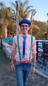 LAS ENERGÍAS RENOVABLES: Energía eólica y Energía solar - Tipos de energía para niños por TUTÁ Vídeo educativo para niños en el que aprenderán qué son las energías renovables, cuáles son sus propiedades y qué tipos de energías existen. El sol y el viento son ejemplos de fuentes de energías renovables que se muestran en el video. Estas fuentes de energía se generan de forma natural, así que no se agotan. En el vídeo, los niños descubrirán qué es la energía solar y la energía eólica. La lista de v