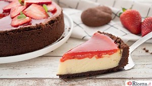 🍓 Laura ci presenta la sua Cheesecake alle fragole, un dolce fresco e delizioso da gustare con l'arrivo della primavera. Alzate il volume! 😍😋 ⭕ La Ricetta >> https://ricetta.it/cheesecake-alle-fragole | Ricetta.it