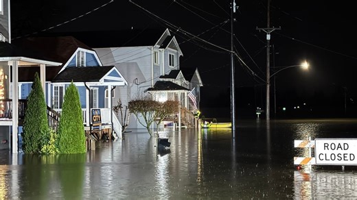 Rescue swimmers evacuate people, pets from flooded homes in Snohomish