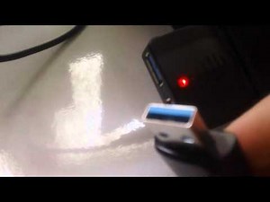 Jak wkłada się kartę ExpressCard34 do slotu w laptopie ?