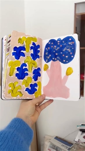 Hanna-Riikka on Instagram: "Mainos | @arteljeeofficial Otin luonnoskirjani esiin ja maalasin puita, ruutuja, raitoja, pintoja itselleni uusilla akryylivärimerkeillä. Valitsin aika suppean, mutta heleän väriskaalan, ja sekoittamalla näitä värejä, murretut sävytkin antautuvat upeasti esille. Ja ai että rakastan tuon sinisen pigmentin voimaa ja vahvuutta! Maaleina käytin Arteljeesta saatavia Lefranc Bourgeoisin mattapintaista Flashea ja Liquitexin Basic Fluidia, joka nimensä mukaisesti liukui ihana