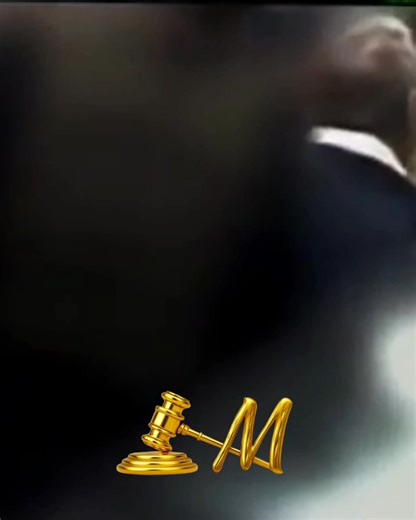 Bernardo Provenzano, conosciuto come Binnu u tratturi per la ferocia con cui eliminava i nemici negli anni della guerra di mafia, fu uno dei più spietati e al tempo stesso enigmatici capi di Cosa nostra. Nato a Corleone nel 1933, iniziò giovanissimo la sua ascesa criminale al fianco di Luciano Liggio e Totò Riina. Dopo la cattura di Riina nel 1993, fu lui a diventare il capo indiscusso della mafia siciliana. A differenza del suo predecessore, adottò una strategia meno sanguinaria, preferendo l’i
