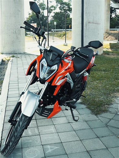 La ciudad es tu escenario y la Bolt 160 es la protagonista 😎 Equipada con un motor de 169.7 cc potente y eficiente, cuenta con maniobrabilidad ligera que te permite moverte con facilidad entre el tráfico, calles estrechas y recorridos largos ¡Cotiza hoy tu moto Bolt 160! #Genesis #Bolt160 #PasionPorLasMotos #ElSalvador #motos