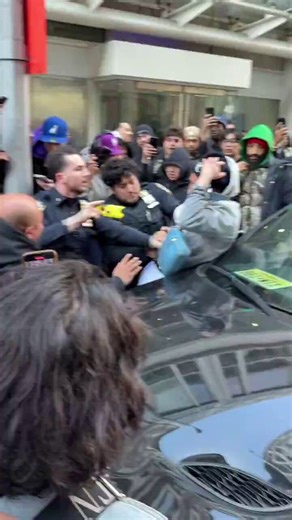 The Palace x Nike Air Max 95 Big Bubble "Metallic Silver" release caused chaos in NYC 😱🤯