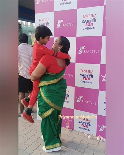 Saree Run🤣 #saree #sareelove #fashion #madisar #wedding #duo #running #fitness #dance #challenge