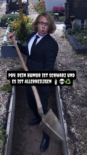 Heute vor einem Jahr hab ich meinen Song "Nochhoitig Sterbn" veröffentlicht und am Linzer Barbarafriedhof (1000 Dank an dieser Stelle) diese drei Promo-Spots dafür drehen und dabei auch ein bissl hinter die Kulissen und in den täglichen Ablauf so eines Friedhofbetriebs blicken dürfen. Ich kann ja anundfürsich recht gut mit makaber und so, aber in der Grube ist mir schon ein bissl anders geworden... Shoutout an alle, die derlei Arbeit zu ihrem täglich Brot gemacht haben und dafür sorgen, dass wir