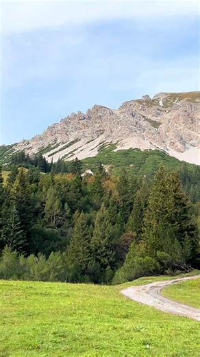 Blick auf das Gamsgrat-Massiv (ein Bergrücken im Rätikon an der Grenze zwischen Liechtenstein und Österreich) in der Nähe von Malbun, einem Bergdorf in der Gemeinde Triesenberg, Liechtenstein. Die Gegend ist bekannt für ihre weiten Alpwiesen und dichten Nadelwälder, die typisch für die Liechtensteiner Alpen sind. Das Gebiet ist ein beliebtes Ziel für Wanderungen im Sommer und Skifahren im Winter. View of the Gamsgrat massif (a mountain ridge in the Rätikon range on the border between Liechtenste