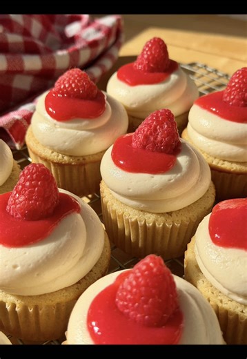 Delicious White Chocolate Raspberry Cupcakes Recipe