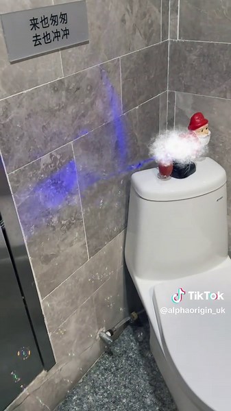 Have you ever seen such an awesome bubble machine? This Christmas, it's all you need to bring the joy and have everyone grinning from ear to ear！🫧🎶🙈 #christmas #Bubble #interesting