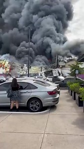 #México ¡Incendio en Casino y Trampoline Park en Culiacán! El Royal Yak Casino, ubicado en Plaza Cinépolis de Culiacán, Sinaloa, fue consumido por un feroz incendio que también afectó al Trampoline Park del mismo complejo. Las impactantes llamas iluminan el cielo y son visibles desde varios kilómetros a la redonda. Vía Código H | La Nota Hidalguense