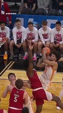 Ja’Kobi Gillespie has 5 threes and 22 points AT HALF 😮‍💨