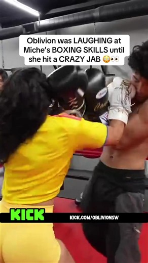 Oblivion was LAUGHING at Miche’s BOXING SKILLS until she hit a CRAZY JAB 😳👀 || #oblivion #miche #viral