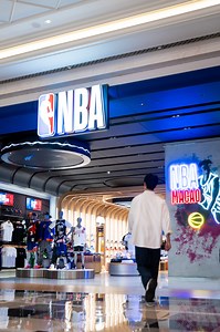 【搶先看‼️港澳首間NBA官方授權店四大亮點💡】 球迷們又多了一個潮聖之地🏀！位於澳門倫敦人的NBA 澳門旗艦店，在佔地超過900平方米的超大空間內集結了球星親簽藏品、NBA經典紀念品、澳門限定商品和球星卡等；更有大中華地區僅此一家的NBA官方球衣和服飾訂製工坊，輕鬆獲得印有自己名字的球衣✨！最後不忘來體驗沉浸式投籃互動區，解鎖你的NBA專屬記憶🤩！ 📍NBA澳門旗艦店：倫敦人購物中心2樓2209號舖 【First look‼️4 highlights of the first officially licensed NBA store in Hong Kong and Macao💡】 Calling all NBA fans🏀! A new must visit destination has arrived at The Londoner Macao! The NBA Macao Flagship Store is a basketball haven spanning over 900 square metres. Inside, you’ll find a trea