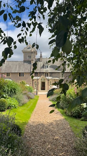From California to Casterton 🇺🇸 Blaire & Jaron’s international love story found its perfect home at Casterton 💫 An exclusive-use countryside escape where guests enjoyed the full destination wedding experience - from their lakeside marquee and magical outdoor ceremony celebrations to incredible food and unforgettable entertainment. This magical wedding day featured @foray_catering’s delicious dishes, @thephatcats amazing music, and even a nod to their Scottish heritage with bigpipes to lead ev
