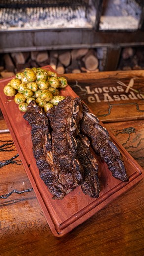 818K views · 23K reactions | Hoy nos vinimos a Fuegos a preparar un clasicazo!  Asado de Tira Ancha a la parrilla con Papines al horno de barro a la Provenzal. Tiernito, sabroso y con un acompañamiento de lujo. ¿El mejor corte? 樂 | Locos X el Asado | Facebook