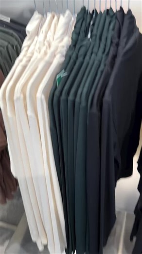 Calling all basics 💁🏼‍♀️ The foundation to any solid wardrobe are your basics. Don’t forget to stock up on your base layers in the Fall! Just as you do with your crisp white tee’s in the Summer. These viscose turtlenecks from Simon’s are IT. They won’t break the bank and will find yourself grabbing for them over and over again. ………. #colourspecialist #stylist #personalstylist #ottawa #fashion #style #seasoncolours #colouranalysis #coloranalysis #fallfashion #fashion #fyp #simons #rideaucentre 