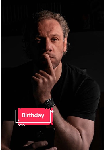 Wenn jemand seinen Geburtstag behandelt wie einen ganz normalen Tag, ist das selten Zufall. Es sagt mehr über ihn aus, als ihm bewusst ist. 1️⃣ Für viele ist ein Geburtstag laut. Aufmerksamkeit. Glückwünsche. Bedeutung. Doch wenn jemand ihn klein hält, geht es oft nicht um Bescheidenheit— sondern um etwas, das er gelernt hat. 2️⃣ Menschen, die ihren Geburtstag runterspielen, haben oft gelernt, nichts zu erwarten. Nicht, weil sie nichts wollen— sondern weil Enttäuschung zu viel war. Also wird Bed