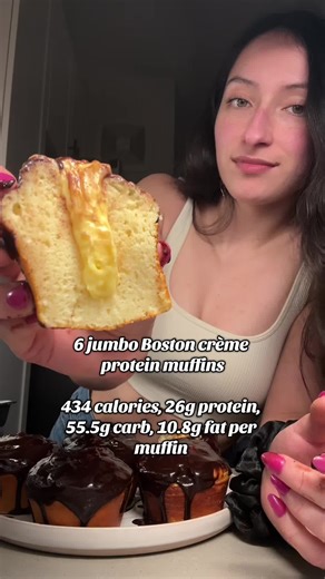 6 jumbo Boston crème protein muffins 434 calories, 26g protein, 55.5g carb, 10.8g fat per muffin Full Recipe: 🧁 Cake Base * 140g all-purpose flour * 15g cornstarch * 100g whey protein (vanilla or birthday cake) * 30g nonfat milk powder * 40g coconut palm sugar * 15g erythritol/monk fruit blend * 1¼ tsp baking powder * ¼ tsp baking soda * ½ tsp salt * 6–8g sugar-free vanilla or cheesecake Jello mix (optional) Wet * 2 large eggs * 300g 2% plain Greek yogurt * 180ml nonfat milk * 45g melted butter