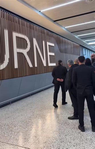 🇦🇺 The moment an ISIS bride arrived in AustraliaAt least three women and five children, recently brought out of Syrian refugee camps, landed in Melbourne.As they emerged through the arrivals gate, they were met by family members and ISIS supporters.