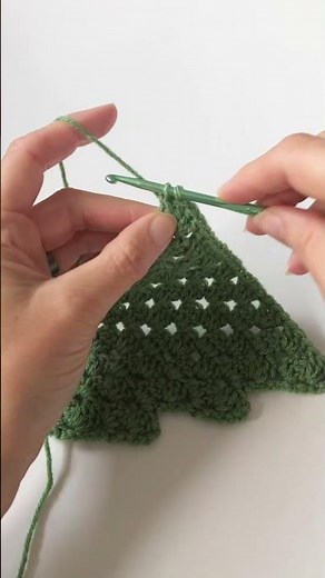 How to Crochet a Granny Stitch Christmas Tree Appliqué #crochet #shortscrochet #crochettutorial