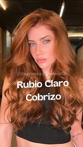 ✨ ¡Domina la Colorimetría Capilar y Transforma tu Arte! ✨ ¿Quieres aprender a crear tonos espectaculares como este rubio cobrizo sin errores? 🔥💇‍♀️ En nuestro Curso Online de Colorimetría Capilar y nuestras Guías Especializadas, te enseñamos: ✅ Cómo elegir la altura y el reflejo adecuado. ✅ Fondos de aclaración y su importancia en el color final. ✅ Uso correcto del peróxido para lograr tonos vibrantes. ✅ Técnicas avanzadas para evitar colores indeseados. 🎓 Aprende a formular como un profesion