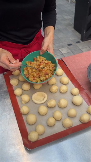 Apple Pie Stuffed Cinnamon Roll Monkey Bread🍎🥯 | Chefclub Network