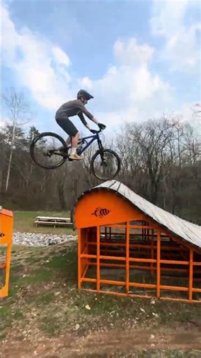 Whale tail at bakers creek #mtb #mountainbikestunt #bikejumps