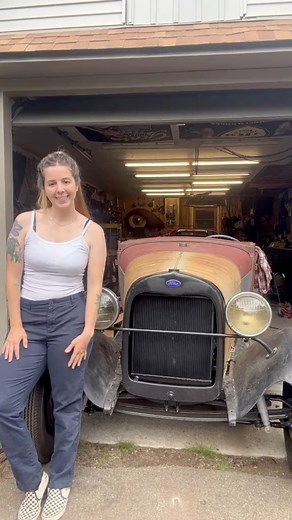 Me 🤝🏻 easy peasy task day 🍋Installing the Stromberg 97 carburetor fittings & spark plugs!#rhodealliancecustoms #traditionalcustom #hotrod #traditionalhotrod #hotrod #scta #trog #nhra #flathead #modelaford #modelahotrod #29roadster #roadster #rpu #antiquetruck #speedway | Kelly.Builds