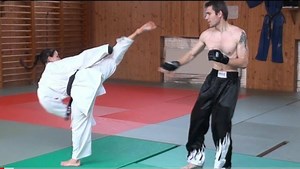 KARATE GIRL VS STREETFIGHTER (real fight) (video posted for educational purposes) Credits to https://youtu.be/R3OgpLmtQuE | Karatekas