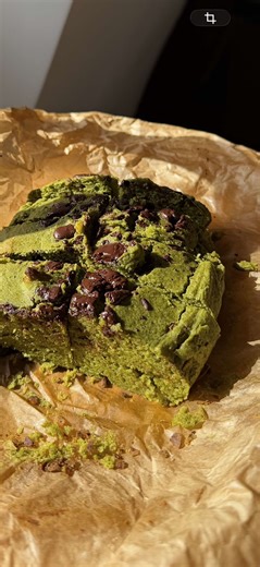 Brookie matcha skincare 💚👇🏼 Faites fondre: -80 de chocolat blanc végétal -1 c.a.c huile de coco 👉🏼 mixez; -200g de pois chiches -2 œufs -1 c.a.c bombé de matcha ( le mien c’est le cérémonie qui est sans amertume @Anatae -10% sur vos commandes avec le code AS10 ) - le chocolat blanc fondu - sucrant optionnel (j’en ai pas mis) 👉🏼 ajoutez votre mélange mixé à 100g de farine type petit épeautre ou avoine, 6g de poudre à lever sans gluten 👉🏼 placez dans un récipient avec les topping de votre