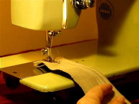 VINTAGE WHITE MODEL 530 SEWING MACHINE