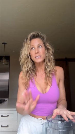 💫Michelle Muench💫 on Instagram: "Bananas Persimmons Mangoes Flax Barley grass powder Spirulina #yoga #vegan #plantbased #smoothie"