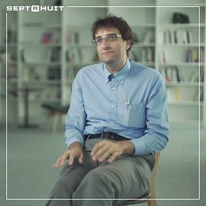 Diagnostiqué Asperger, Josef Schovanec est l'un des porte-paroles de l'autisme en France. Au prix d’efforts colossaux pour s’adapter à notre monde, il donne des conférences depuis 2007 pour défendre l’idée que l’étrangeté n’est qu’une question de point de vue. Dimanche à 19h30 sur TF1 | Sept à Huit