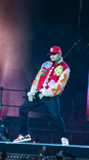 Breezy dancing in a 30 frame photo sequence. Take me baaaack. #breezybowl #dance Chris Brown Musically Speaking | Marika N. Johnson