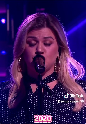 Underneath the Tree - Kelly Clarkson Christmas Song
