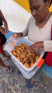 Dona HIRONDINA SILVA ou Nha Tidina para os amigos, já é bastante conhecida por estas banda do Estádio Adérito Sena pelos seus Pasteis de Milho. | Li Kê Terra