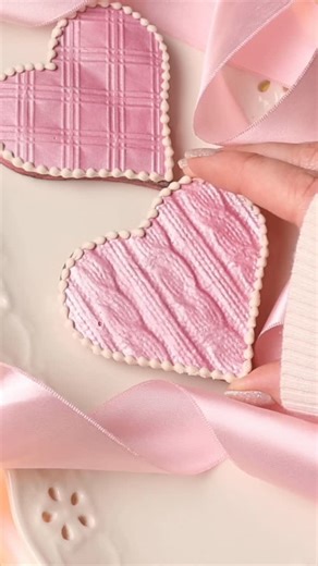 SweetAmbs - Amber Spiegel on Instagram: "Here’s how I use embossed parchment paper on my royal icing cookies 💗 Embossed Impression Paper from @sugarlovebakingsupplies Natural food coloring from @thesugarart My cookie recipes and royal icing recipes are in the Cookie Art Club! 💗 #decoratedcookies #royalicingcookies #textureart #cookiedecorating #sugarcookies"