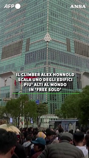 Agenzia ANSA on Instagram: "Il climber Alex Honnold scala uno degli edifici più alti al mondo in 'free solo', il Taipei 101 #ANSA"