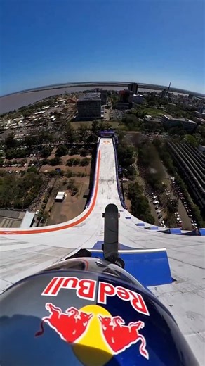 LKB SPORTS on Instagram: "#TBT de recorde mundial 🌎 @diassandro em seu drop sinistro de 70m realizado no edifício do CAFF, em Porto Alegre | RS. Em setembro de 2025, aos 50 anos, o big @diassandro realizou o seu sonho de colocar o maior drop em uma rampa de skate nas páginas do Guinness book. Foi atrás e realizou um sonho! Dados do feito 👀 • 70m de altura e 60m de drop. • 103km/h • 3,9G de força • 8 segundos de queda 📽 @diassandro | @redbullbr media content pool #skate #sandrodias #lkb #lkbsp