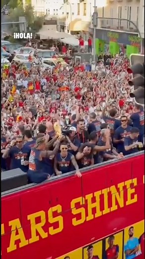 Los jugadores de la Selección desatan la locura en las calles de Madrid