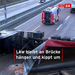 Ein LKW-Unfall bei Fehrbellin hat am Freitagmorgen zu kilometerlangen Staus auf der A24 zwischen Hamburg und Berlin geführt. Laut Feuerwehr hatte der Fahrer vergessen, einen Container wieder einzufahren - der so schließlich gegen eine Brücke prallte. | rbb24